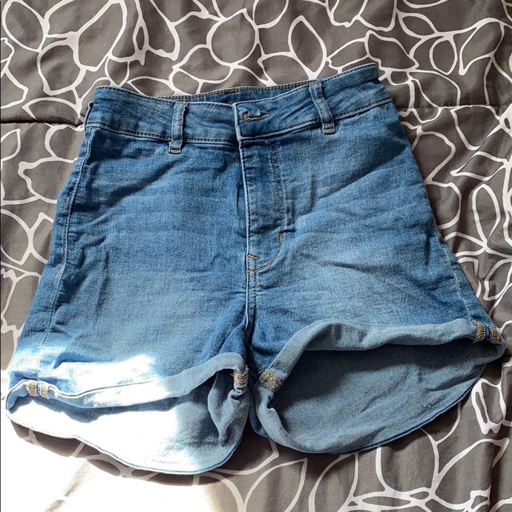 Very hi-wasted shorts